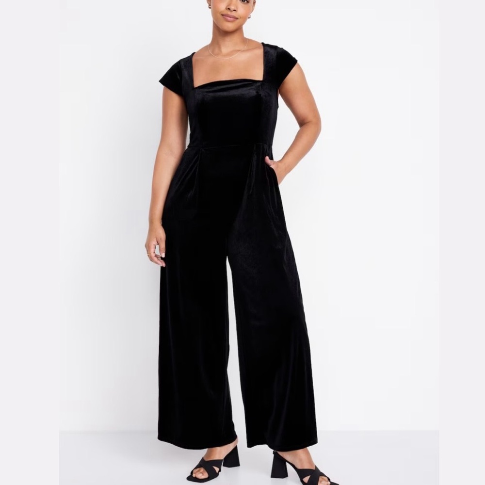 Old Navy Women’s Black Short Sleeve Fit & Flare Velvet Jumpsuit NWT